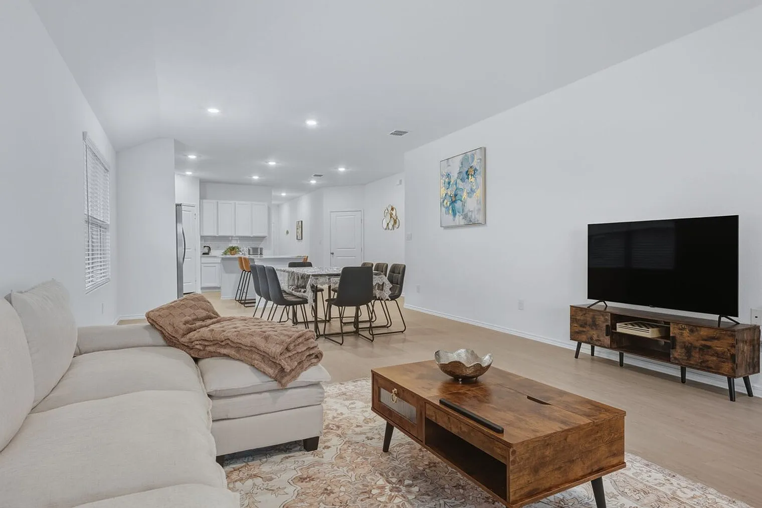 4 bed, 3.0 bath, $6,925 — Photo 4