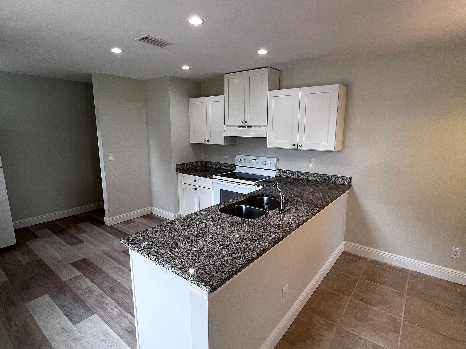 209 Palmetto Rd E — Photo 2