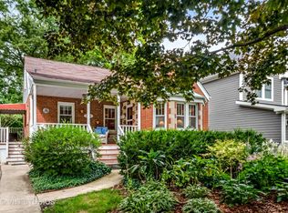 635 N Webster St, Naperville, IL 60563