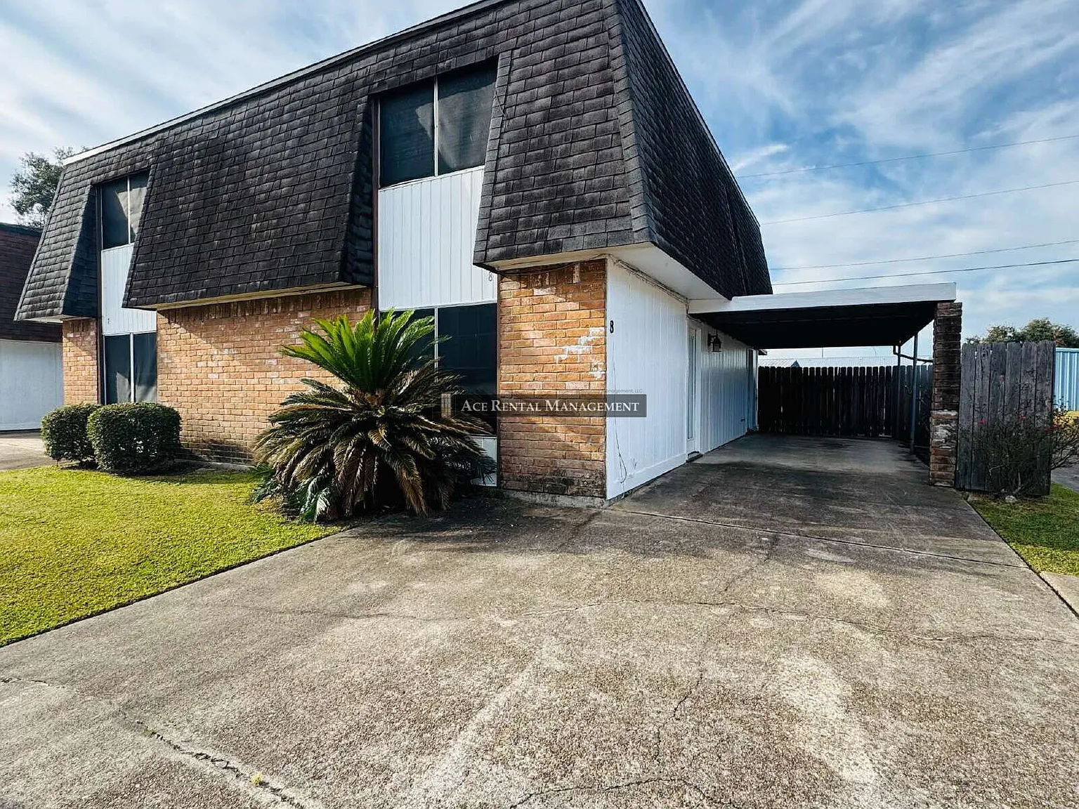 Coming Soon - Welcome home in the heart of Port Neches! This beautifully updated 2bd/1.5bth townh... — Photo 1