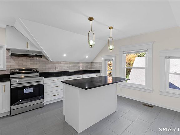 3rd image of 590 Whitney Avenue