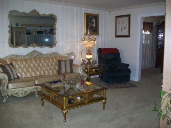 3rd image of 828 Burton St