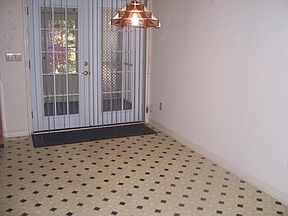 4th image of 105 NE 43rd St