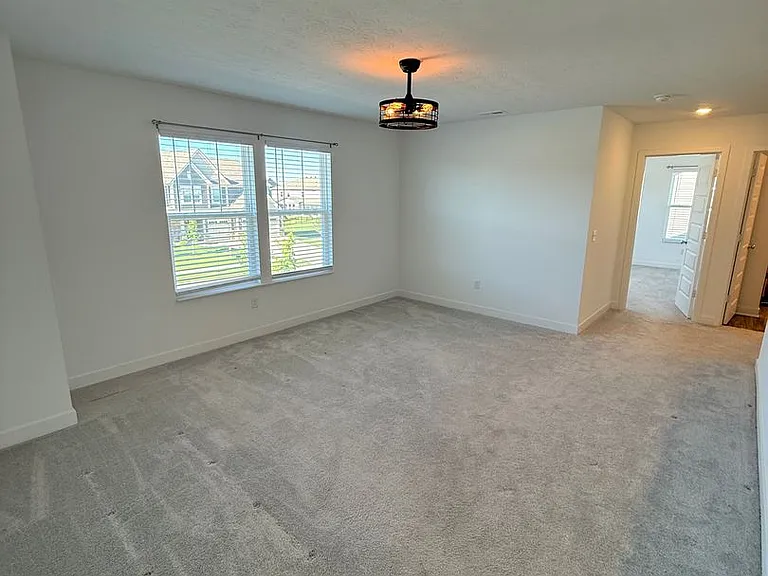 1046 Elmwood Ln — Photo 18