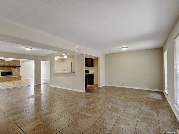 4th image of 810 COBBLE DR