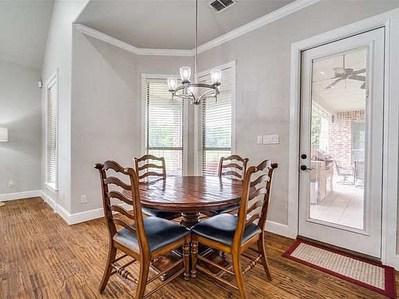 3rd image of 1800 Fair Oaks Ln