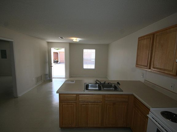 4th image of 2120 W Belmont St