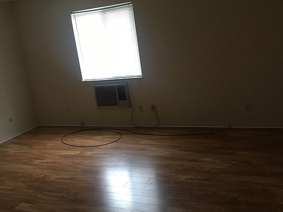 3rd image of 415 Wyandotte Ave APT B