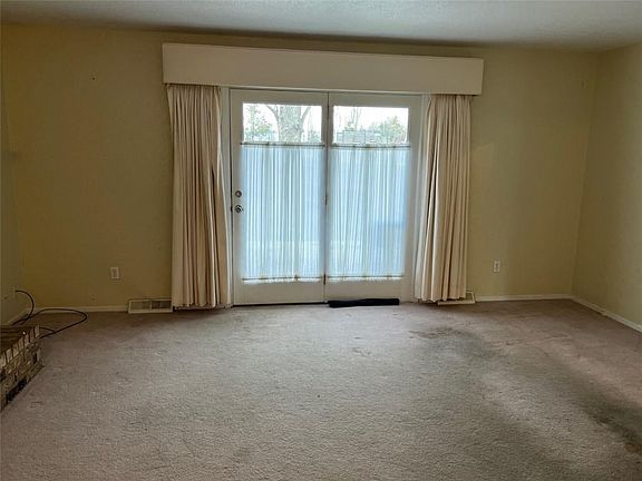3rd image of 431 NW Sherwood Dr