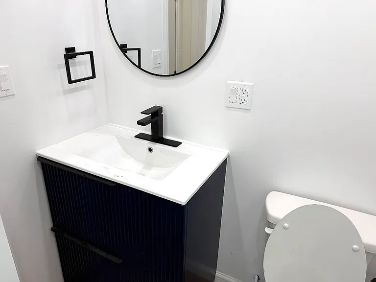1409 Lawrence Ave — Photo 17