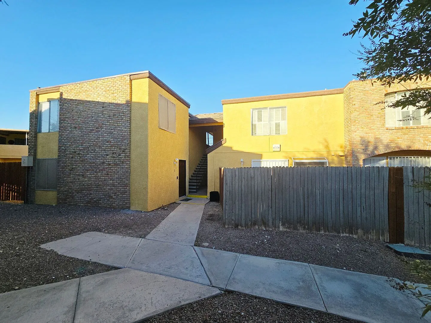 Beautifully Renovated 2 Bedroom Condo Near UNLV with Community Pool — Photo 1