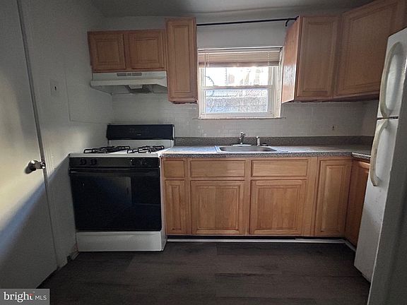 4th image of 549 Fernon St