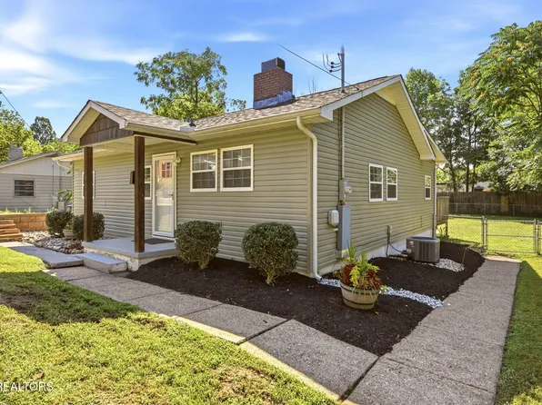 104 Tucker Rd, Oak Ridge, TN 37830
