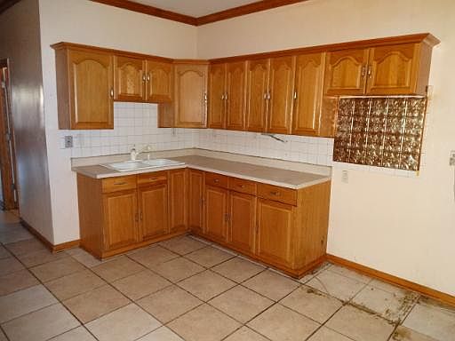 4th image of 1442 N Avers Ave