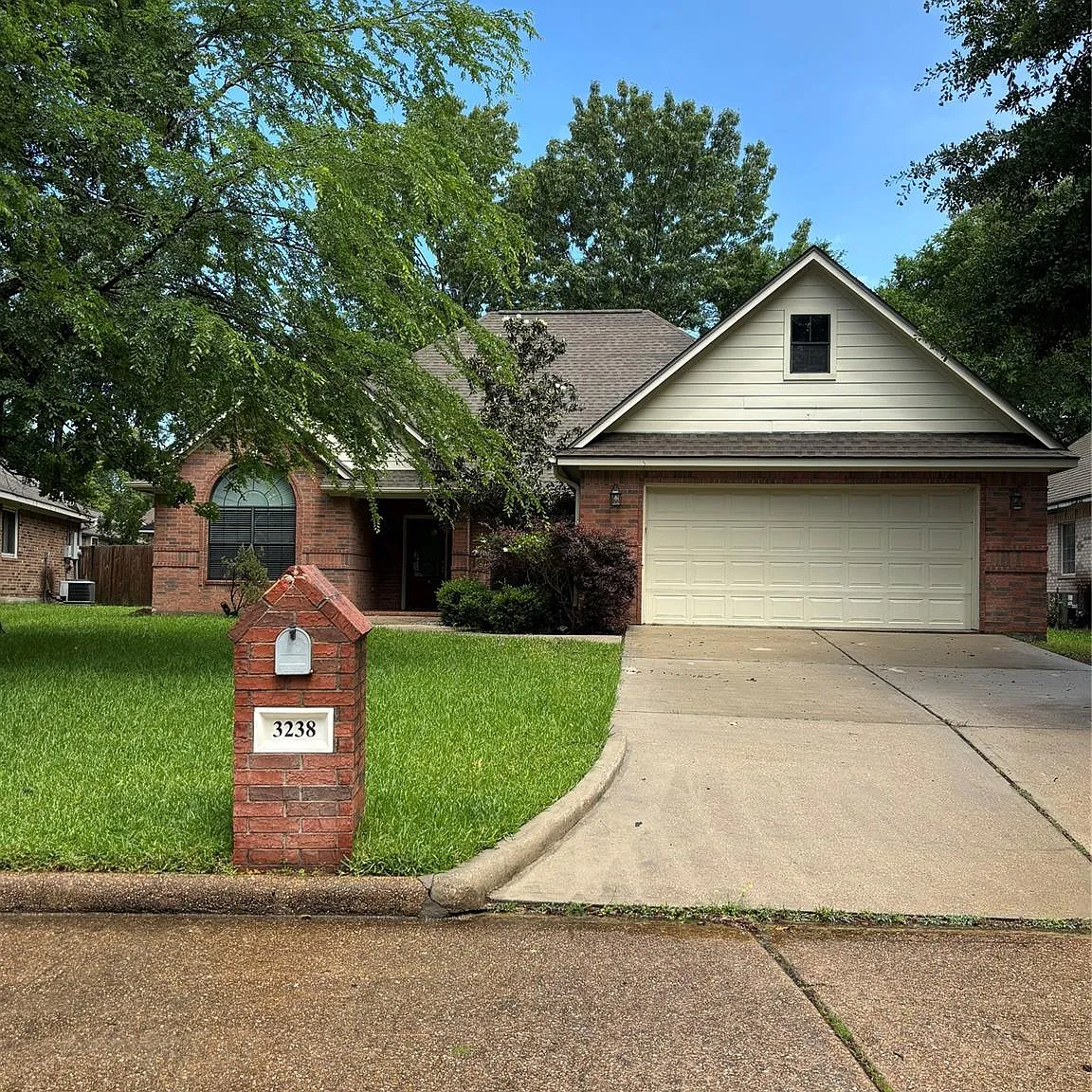 3 bed, 2.0 bath, 2002 sqft, $2,000 — Photo 1