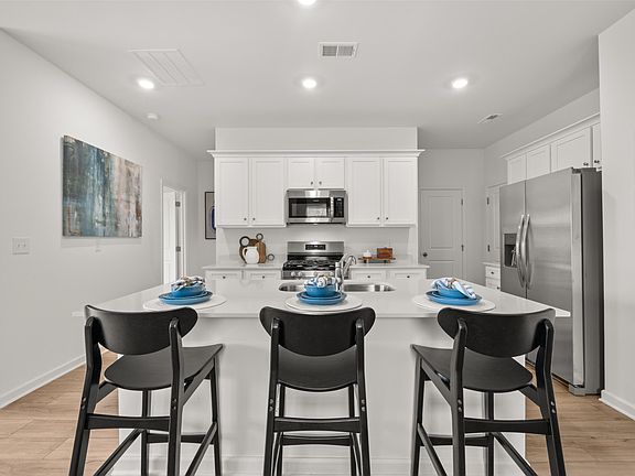 4th image of 129 Skyline Way NE