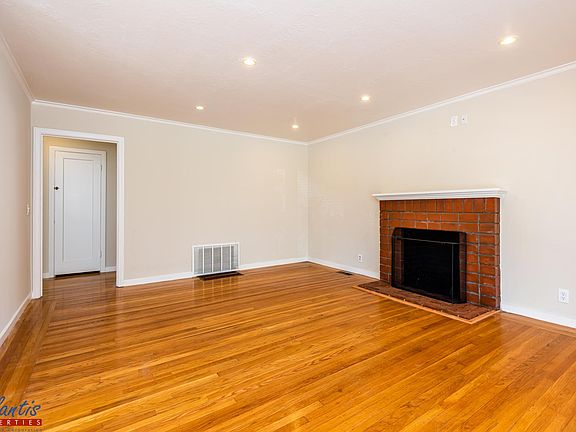 3rd image of 131 Oakview Dr