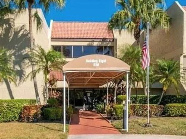 220 LAKEVIEW Drive #103, Weston, FL 33326