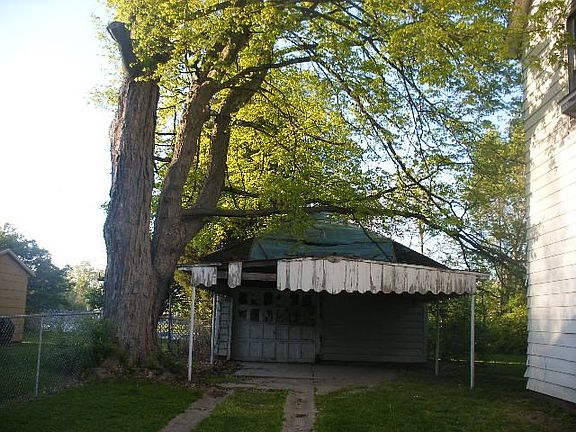 2nd image of 618 W Emerson St
