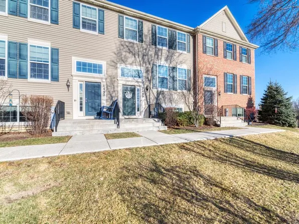 1499 Deer Pointe Dr, South Elgin, IL 60177