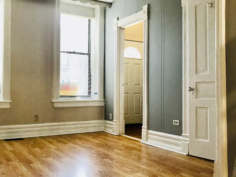 940 W 31st Place 1/front #1 — Photo 8