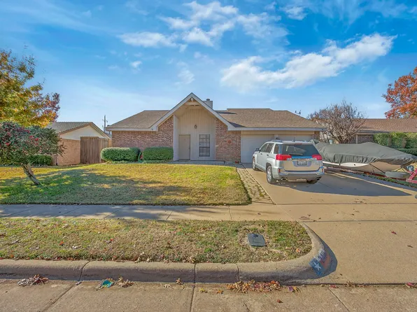 2411 Amber Hill Ln, Euless, TX 76039