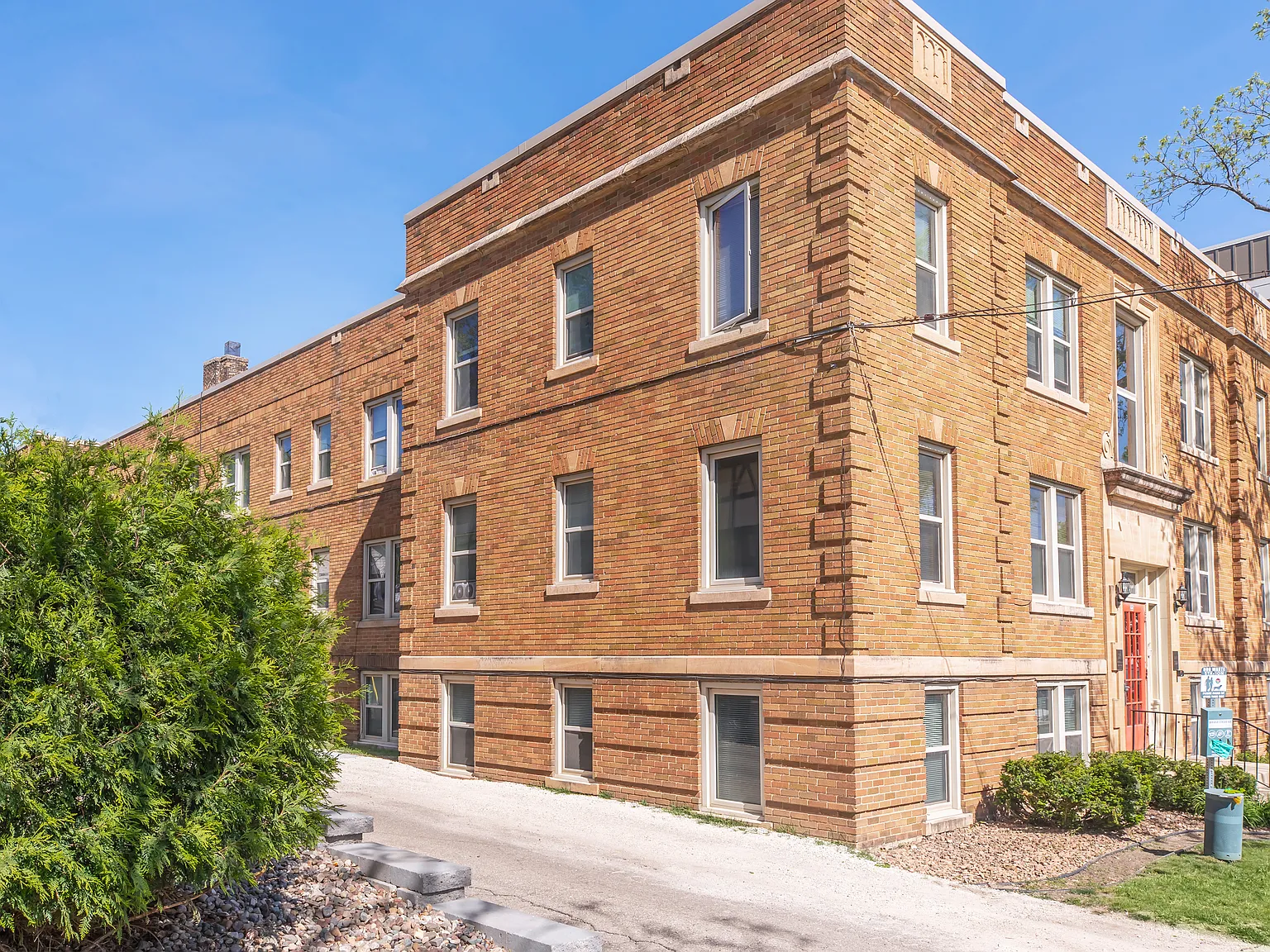 Raymond Apartments — Photo 3