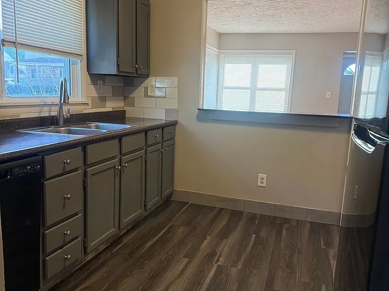 300 N Highland Ave — Photo 9