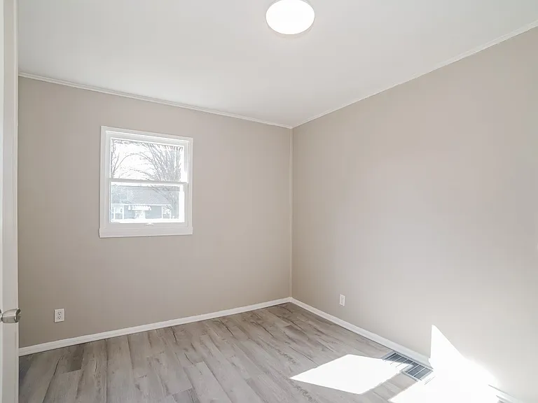 1346354_027_bedroom_13583945.jpg