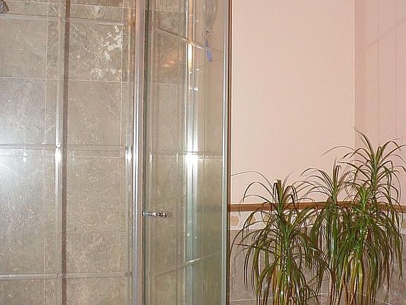 Master bath w/Marble