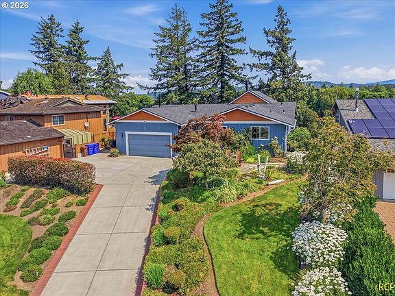 2nd image of 20415 NE Interlachen Ln
