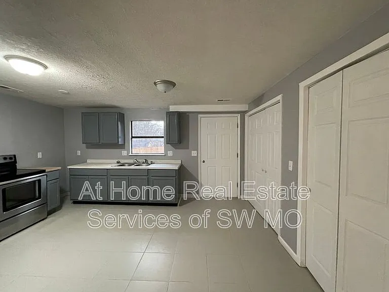 2826 W Olive St — Photo 3