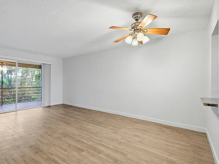 1400 NE 57th St #304 — Photo 5