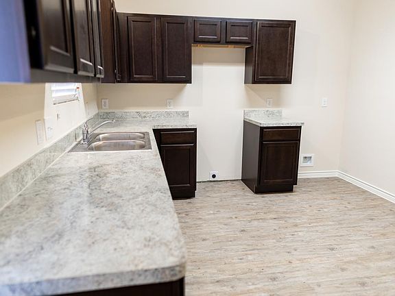 5th image of 1405 Starling Ln