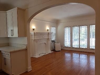 2nd image of 858 S Gramercy Pl #1/2