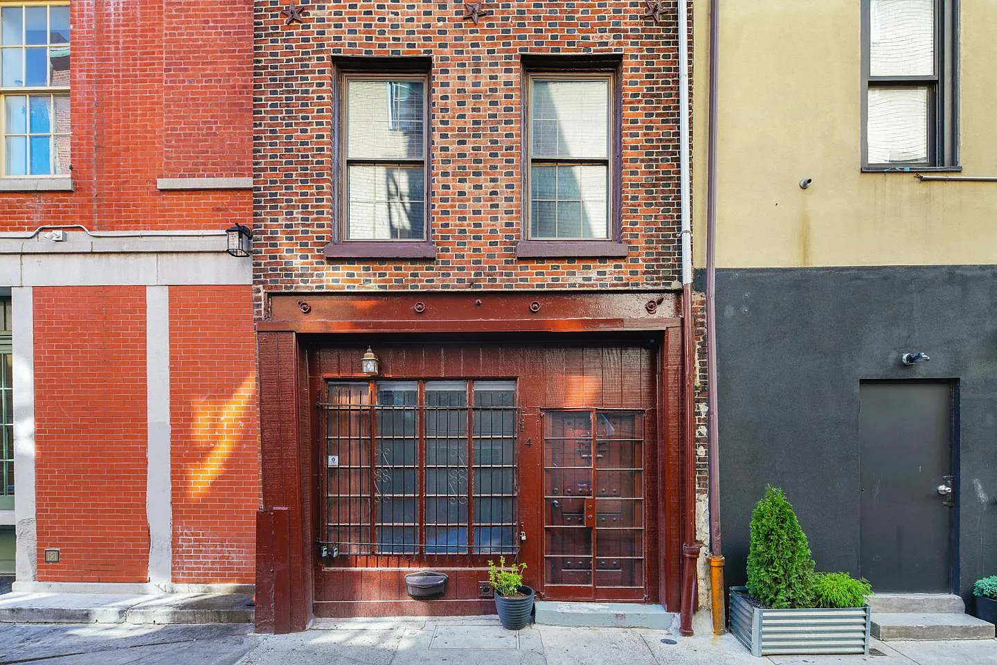 4 S Strawberry St — Photo 1