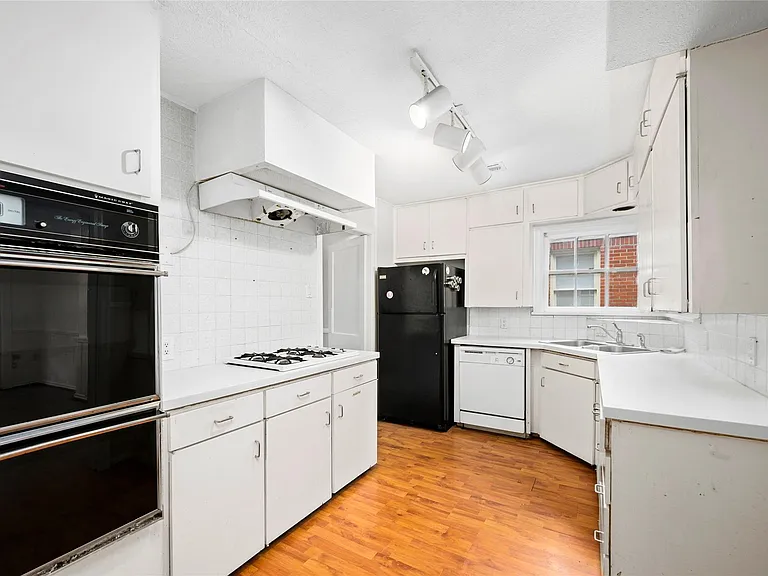 1832 Lexington St — Photo 10