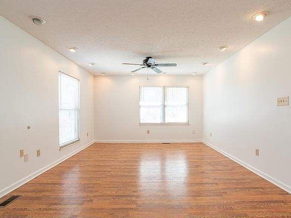 4th image of 721 E Waterloo Ct