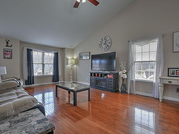 2nd image of 160 W Wilkshire Pl
