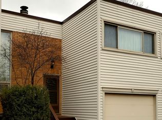 372 Cedar Tree Ct, Hoffman Estates, IL 60169