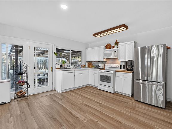 5th image of 3125 Rainbow Dr