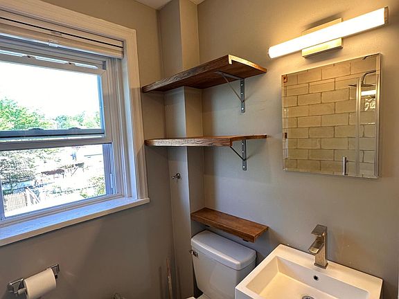 5th image of 426 Leverington Ave Floor 2