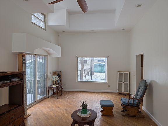 5th image of 15983 Meadowood Ave