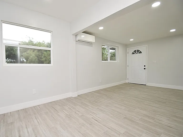 3445 Newton Ave — Photo 2