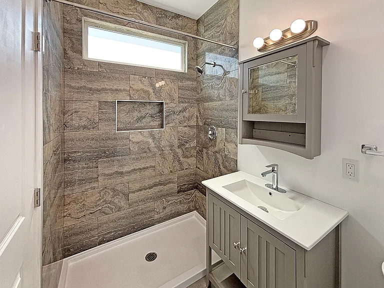 1056 N Lincoln St — Photo 22