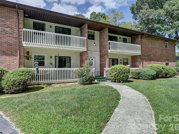 3rd image of 103 Oakwood Pl APT 3