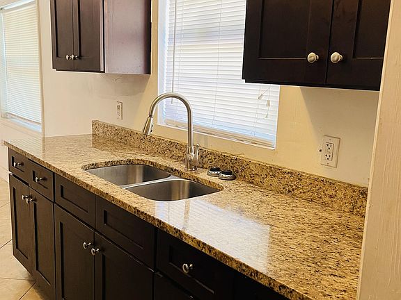 5th image of 2076 Hartford Pl