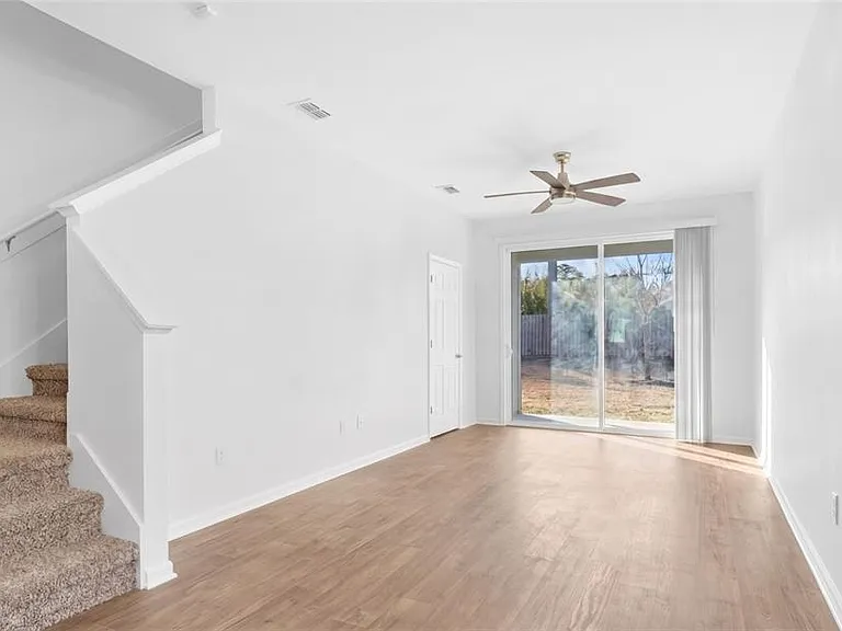 57 Elmhurst Ln — Photo 3
