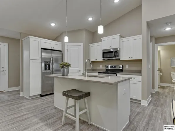 17103 Nicholas Cir, Omaha, NE 68118