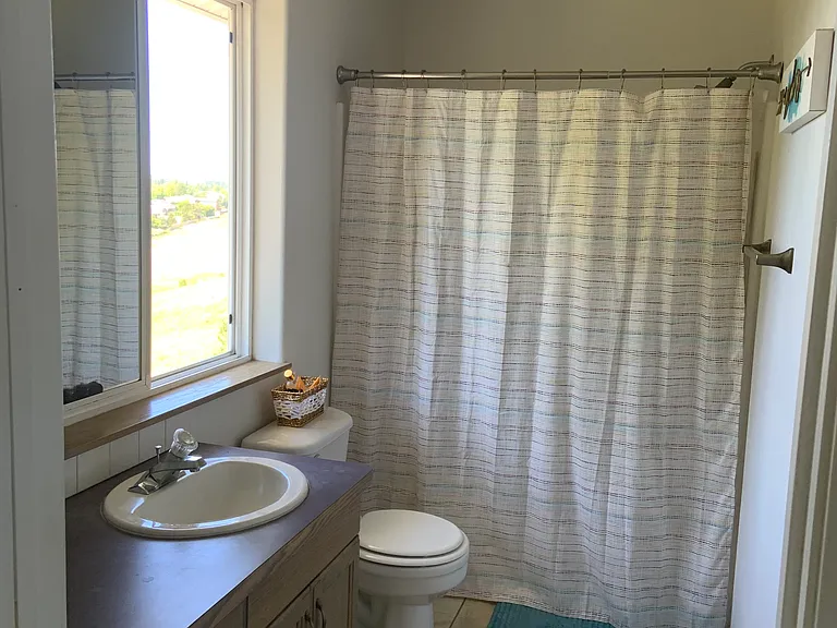 Full bath (connected to Bedroom 3 by one door and hallway by another)